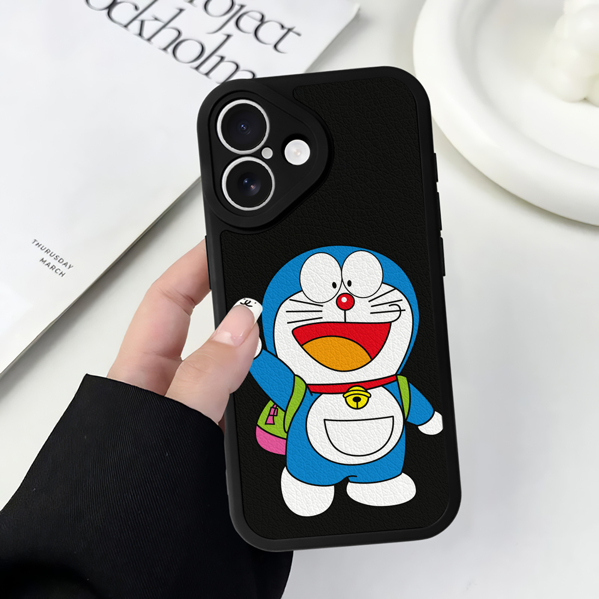 （画像用） ドラえもん Doraemon 【iPhone 16シリーズ対応】シリコンスマホケース（レザー調） 材質：シリコン